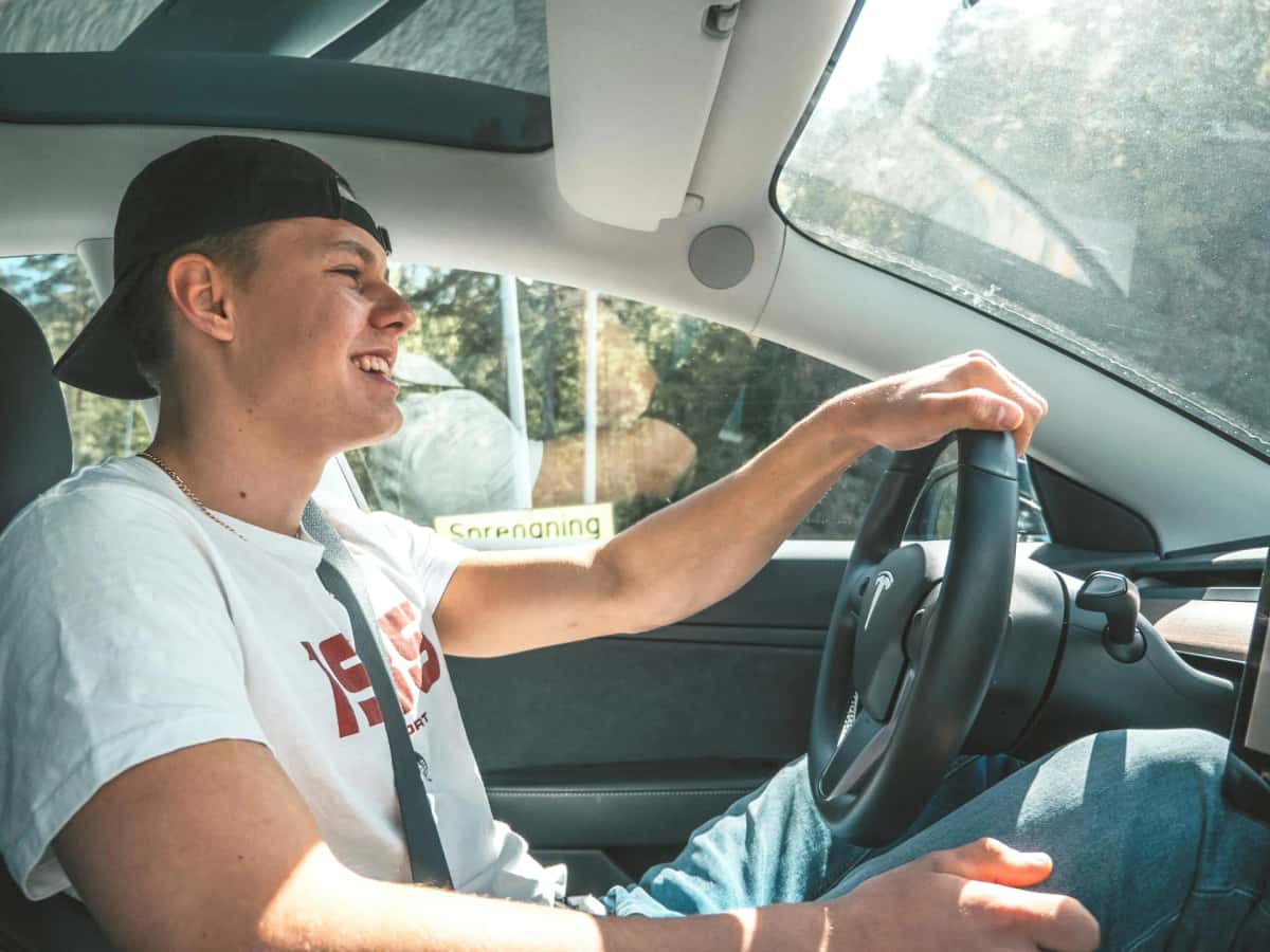 Leerling achter het stuur tijdens een rijles in Nederland